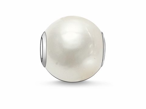 Weiße Süßwasserzuchtperle von Thomas Sabo, umgeben von silbernen Elementen, mit einem eleganten und zeitlosen Design, ideal für die Kombination mit weiteren Karma Beads.