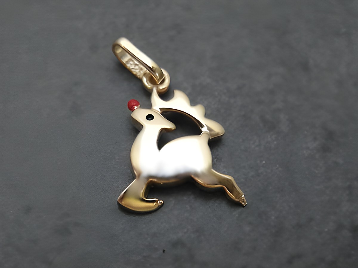 Rentier Silber Anhänger aus Sterling Silber, vergoldet mit Emaille-Details und roter Akzentierung. Hersteller Juwelier Harnisch. Elegantes Design für festliche Anlässe.
