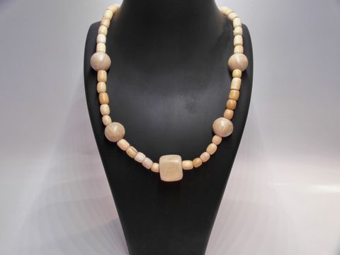 Holzkette Multiform 18 mm naturbraun 60 cm aus Holz, mit verschiedenen runden und quadratischen Perlen, von Juwelier Harnisch, ideal als Schmuckstück für jeden Anlass.