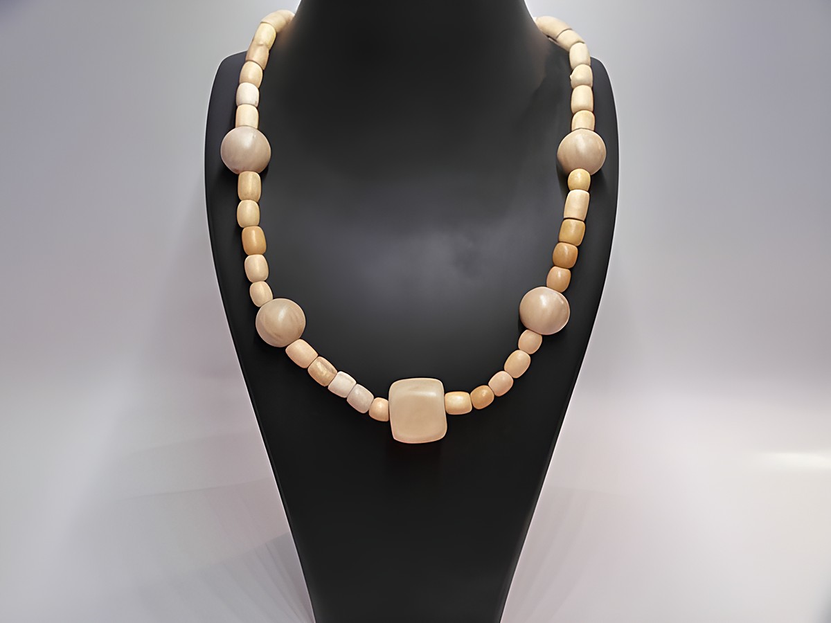 Holzkette Multiform 18 mm naturbraun 60 cm aus Holz, mit verschiedenen runden und quadratischen Perlen, von Juwelier Harnisch, ideal als Schmuckstück für jeden Anlass.