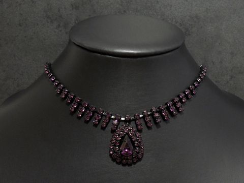Strass Kette in Schwarz mit lila Exzellenz, 44-47,5 cm, von Juwelier Harnisch, elegante Fassung, funkelnde Steine, ideal für besondere Anlässe.