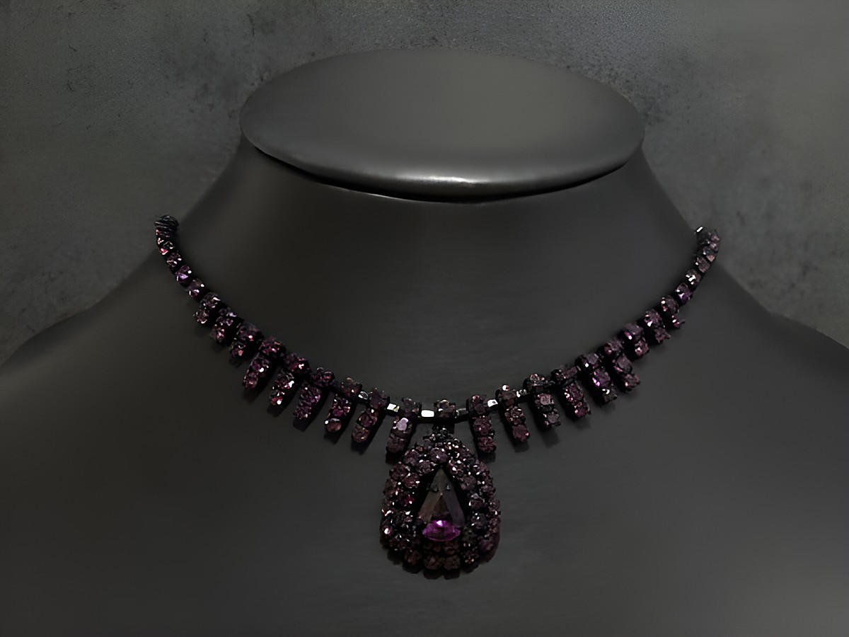 Strass Kette in Schwarz mit lila Exzellenz, 44-47,5 cm, von Juwelier Harnisch, elegante Fassung, funkelnde Steine, ideal für besondere Anlässe.