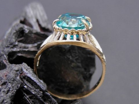 49613-1 Goldring eindrucksvoll Gr. 50,5 mit unechtem Stein in der Mitte, aus Gold 585, hergestellt von Juwelier Harnisch, geeignet bis Gr. 52/17.