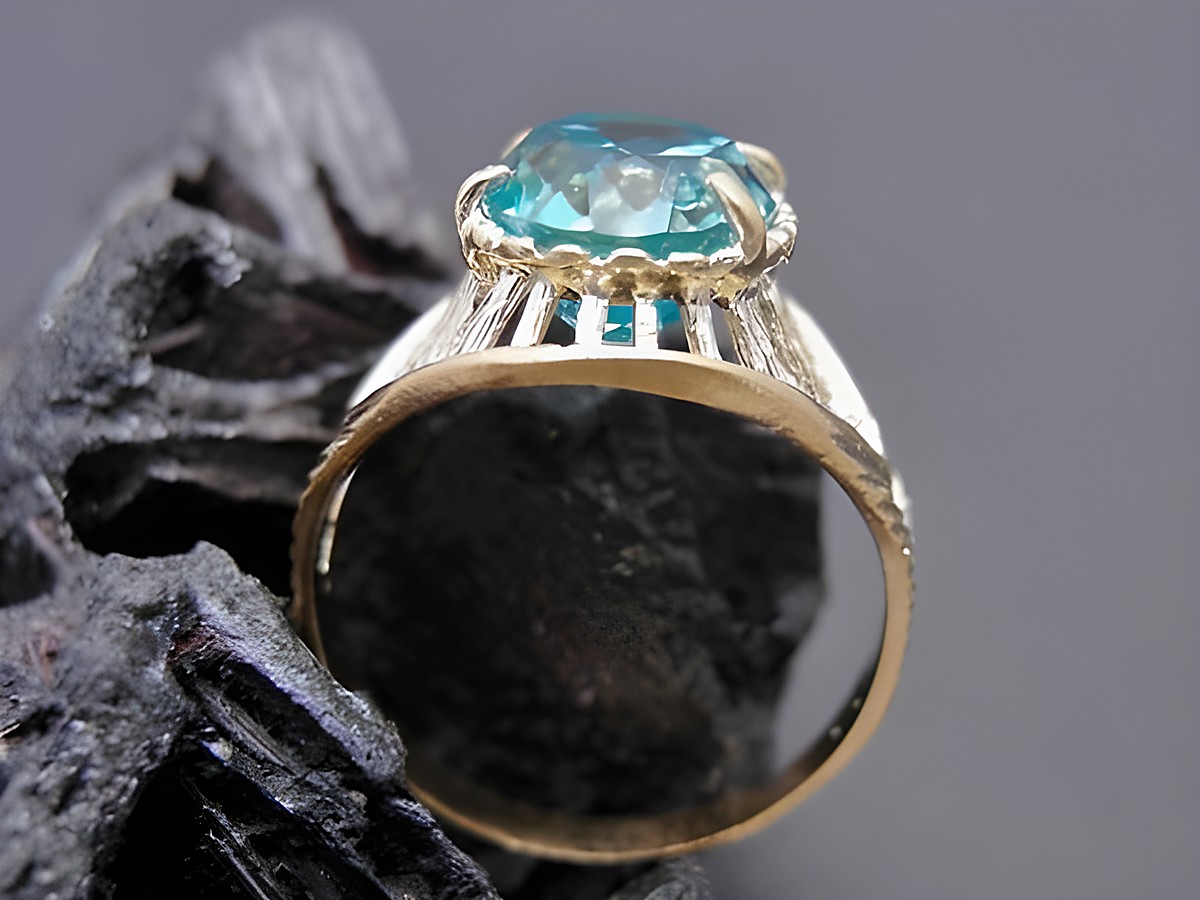 Goldring eindrucksvoll Gr. 50,5 mit unechtem Stein in der Mitte, aus Gold 585, hergestellt von Juwelier Harnisch, geeignet bis Gr. 52/17. – Ansicht 2