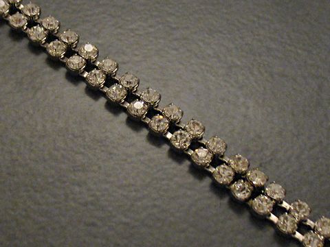 Strass Armband in Weiß, 18 cm, silberfarben und filigran, hergestellt von Juwelier Harnisch, ideal für elegante Anlässe und stilvolle Outfits.