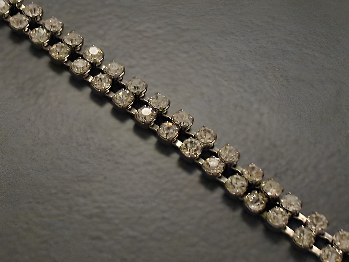 Strass Armband in Weiß, 18 cm, silberfarben und filigran, hergestellt von Juwelier Harnisch, ideal für elegante Anlässe und stilvolle Outfits.