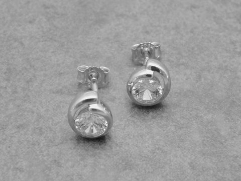 Silber Ohrstecker in spiralen Form mit weissem Zirkonia, modisch und elegant, Hersteller Juwelier Harnisch. Ideal für besondere Anlässe oder den Alltag.