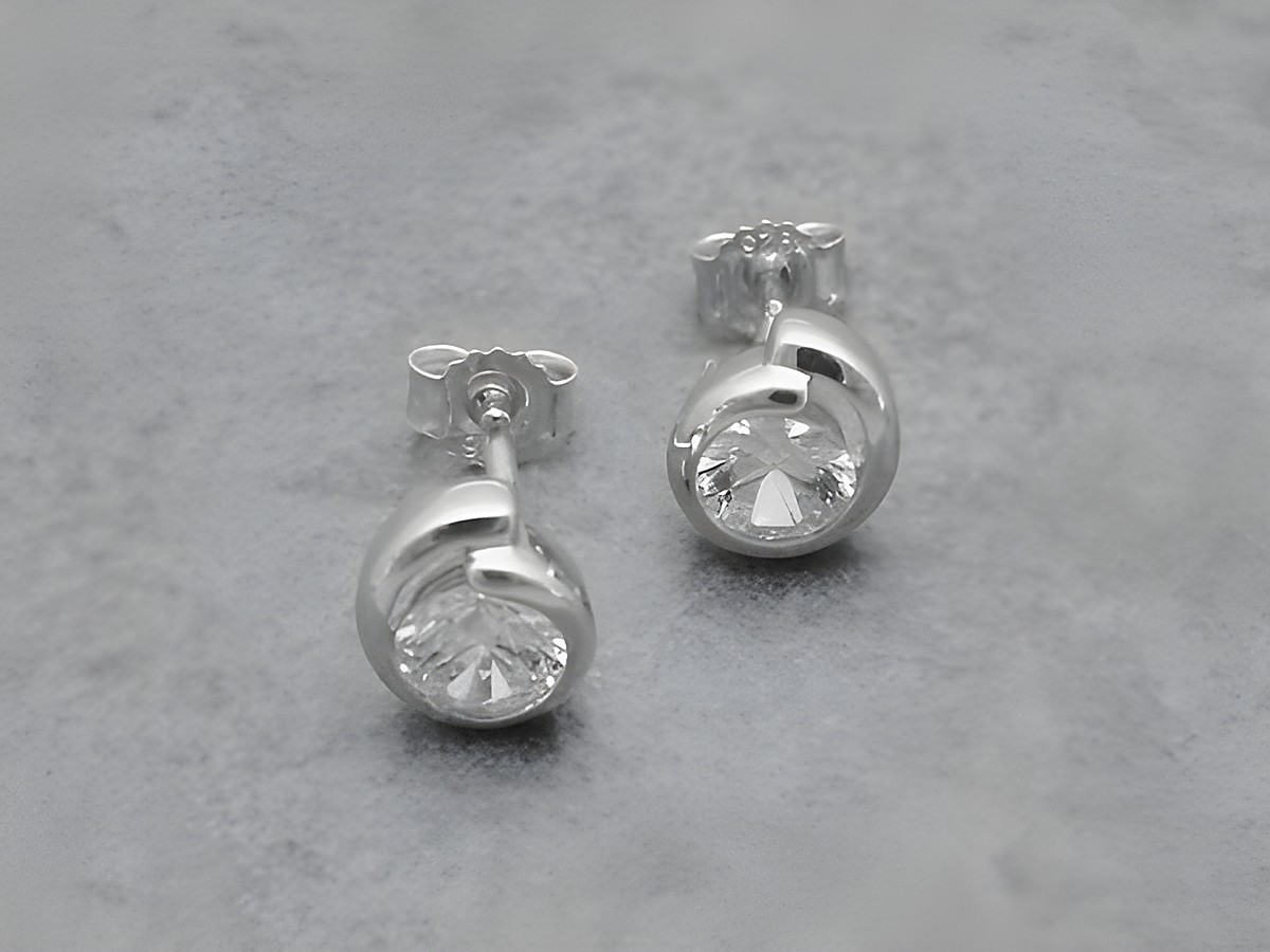 Silber Ohrstecker in spiralen Form mit weissem Zirkonia, modisch und elegant, Hersteller Juwelier Harnisch. Ideal für besondere Anlässe oder den Alltag. – Ansicht 2