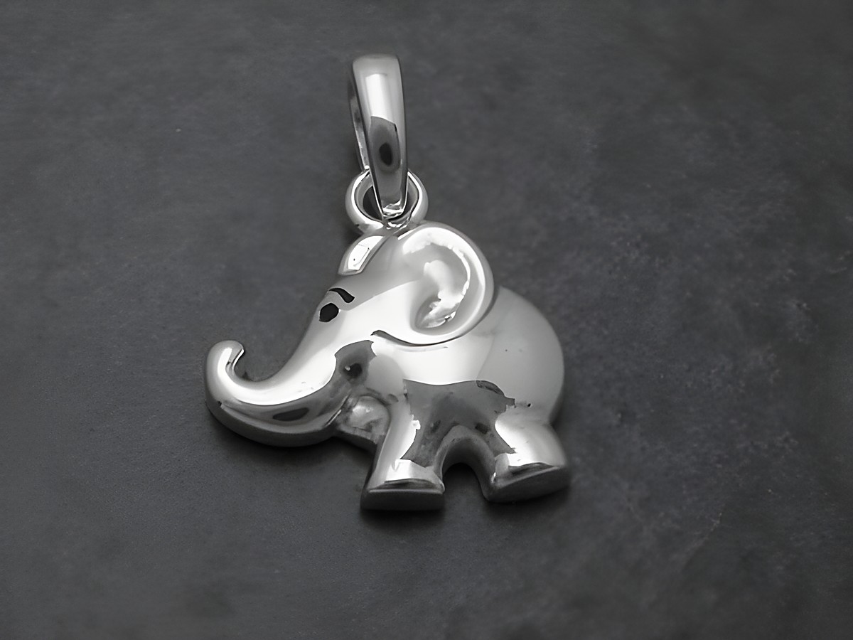 Silber Anhänger in Form eines Elefanten, lackiert in Schwarz, Hersteller Juwelier Harnisch, ideal für Tierliebhaber und als modisches Accessoire.