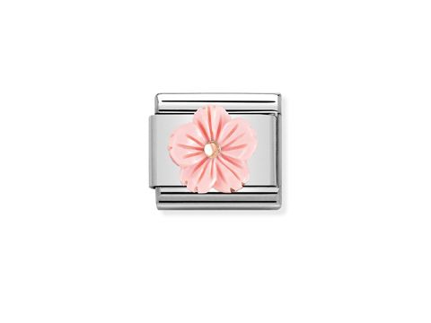 Classic Roségold Blume in rosa Koralle von Nomination mit einem glänzenden silbernen Hintergrund und einem zentralen Stein, ideal für eine schmuckvolle Ergänzung.