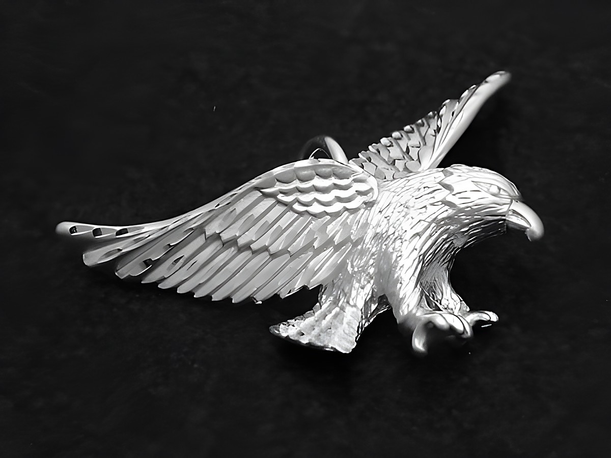 Adler Diamantschliff poliert Anhänger aus Sterling Silber, gefertigt vom Juwelier Harnisch, zeigt einen detailreichen, fliegenden Adler in realistischer Darstellung.