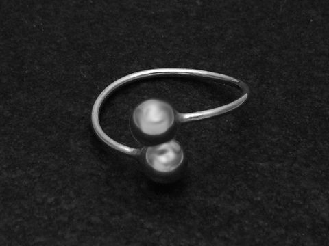 Silberring mit zwei großen Kugeln hinten, weit verstellbar, Hersteller Juwelier Harnisch, ohne Stein. Elegantes Design in schlichtem Silber.