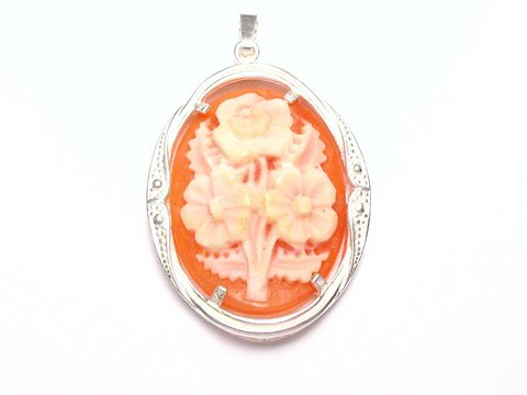 Silber Anhänger in blumenförmiger nostalgischer Gemme mit feinen Details, Größe 35 x 21 mm, Hersteller Juwelier Harnisch, Gemme zeigt zarte Blütenmotive in sanften Farben.