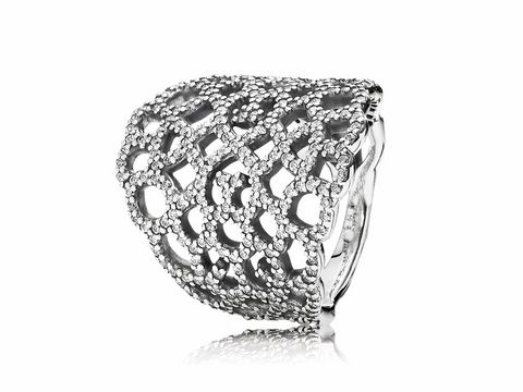 Eleganter Pandora Ring aus Sterling Silber mit filigranem Zirkonia-Muster in Größe 50. Perfekt für besondere Anlässe oder als stilvolles Accessoire im Alltag.
