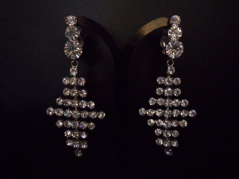 Silberfarbene Ohrclips mit glamourösem Design, verziert mit Strasssteinen, hergestellt von Juwelier Harnisch. Diese Strass Ohrhänger strahlen Eleganz und Stil aus.