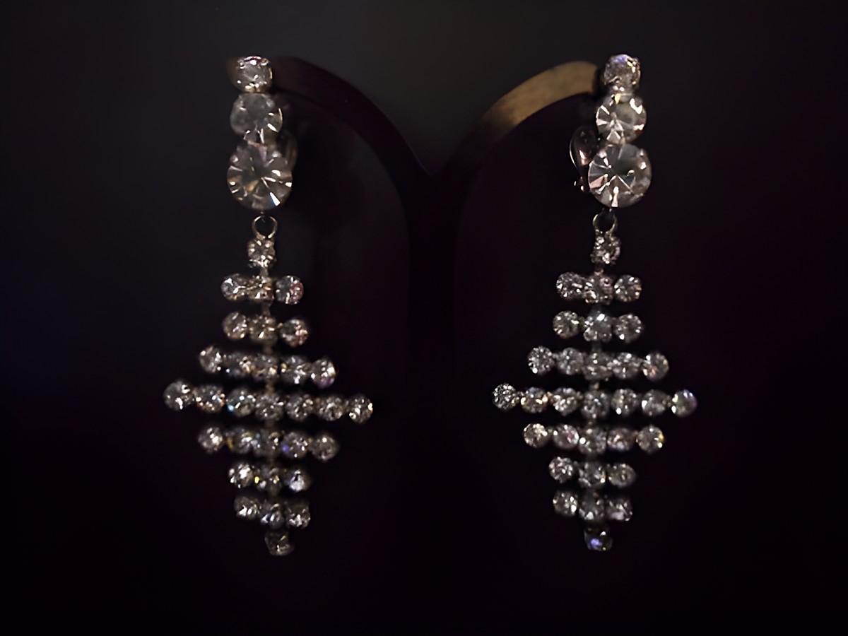 Silberfarbene Ohrclips mit glamourösem Design, verziert mit Strasssteinen, hergestellt von Juwelier Harnisch. Diese Strass Ohrhänger strahlen Eleganz und Stil aus.