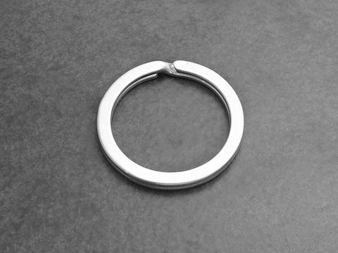 Spannring Spaltring aus Sterling Silber von Juwelier Harnisch mit einfacher Mechanik, robust und elegant, ideal als Schlüsselanhänger.