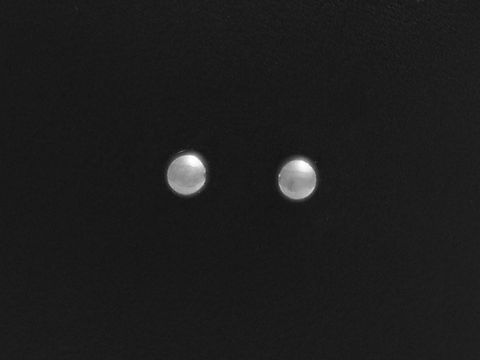Edelstahl Ohrringe polierte Kugel 4 mm Ohrstecker von Juwelier Harnisch elegante und zeitlose Schmuckstücke in schlichtem Design ideal für den Alltag oder besondere Anlässe.
