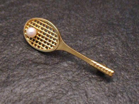 Tennisschläger Brosche aus Gold 333 mit einer Perle, Maße 4,3 cm, Hersteller Juwelier Harnisch, elegant und sportlich, ideal für Tennisliebhaber.