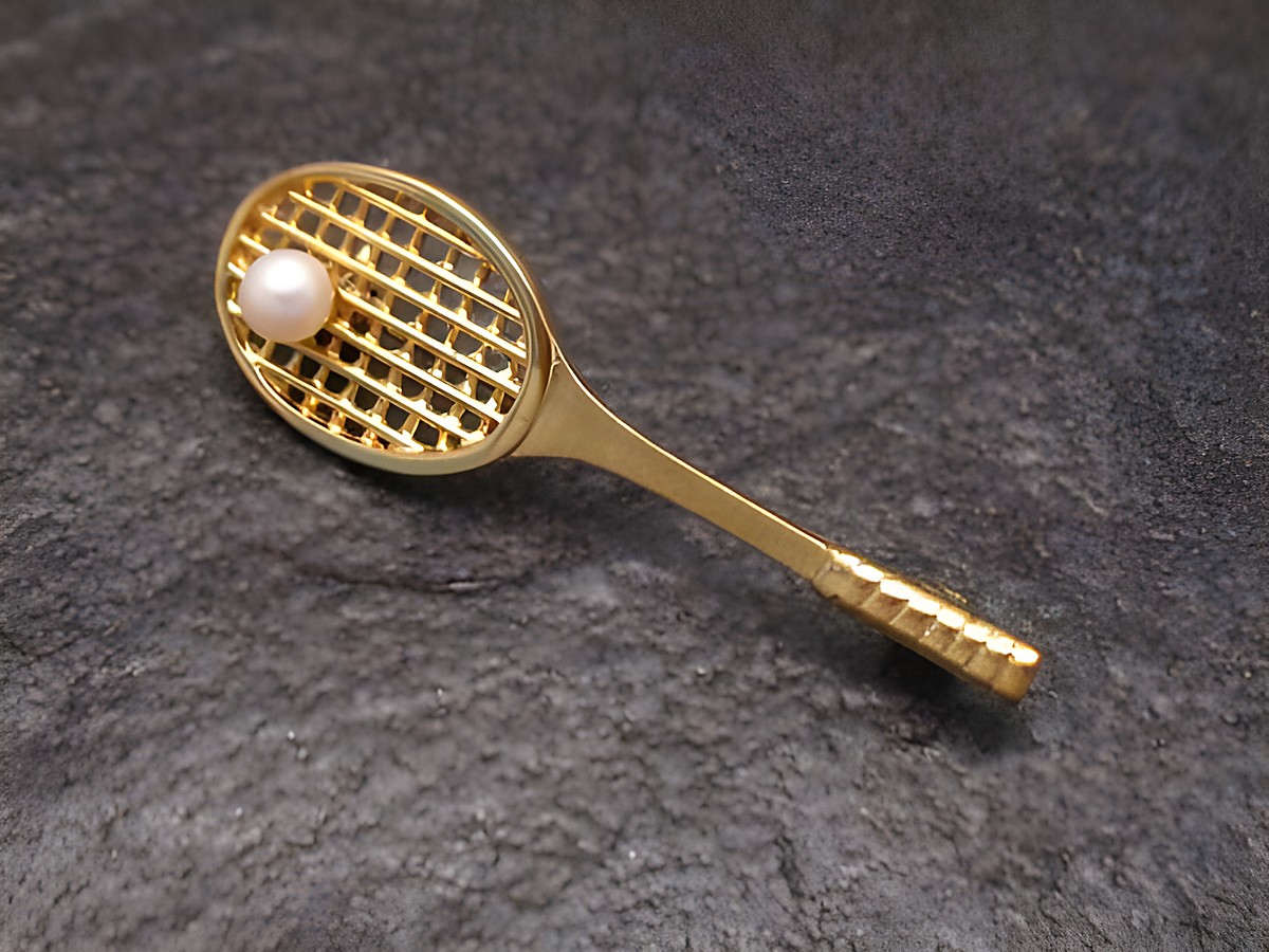 Tennisschläger Brosche aus Gold 333 mit einer Perle, Maße 4,3 cm, Hersteller Juwelier Harnisch, elegant und sportlich, ideal für Tennisliebhaber.