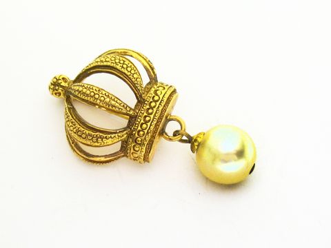 Eine goldfarbene Brosche im sexy City Look mit einer Zuchtperlen-Imitation, hergestellt von Juwelier Harnisch, verleiht jedem Outfit einen eleganten Akzent.