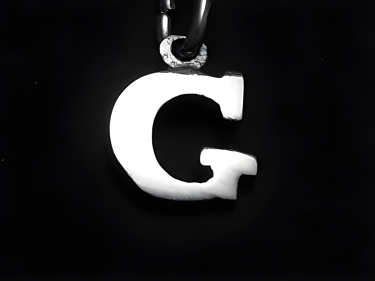 925 Sterling Silber Druck-Buchstaben Anhänger in Form des Buchstabens G, hergestellt von Juwelier Harnisch, elegant und modern gestaltet, ideal für individuelles Schmuckdesign.