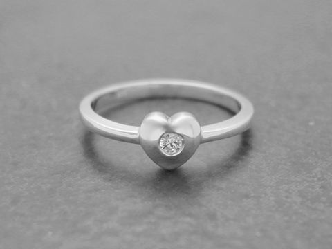 300466-0 Ein niedlicher Ring aus Sterling Silber in Form eines Herzens, verziert mit Zirkonia, Größe 52. Hersteller: Juwelier Harnisch, bis Größe 52 / 16,5.