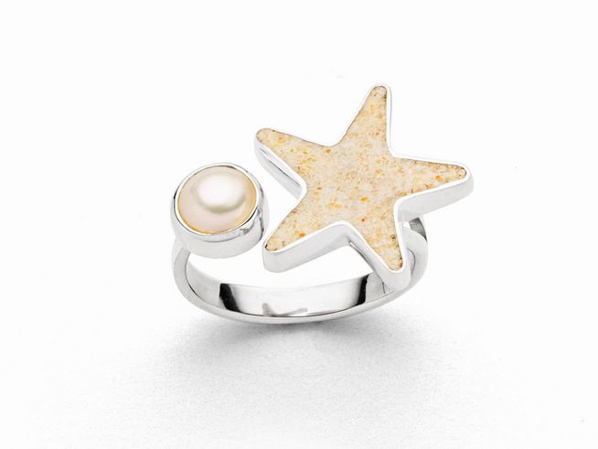 Ring aus rhodiniertem Sterling Silber mit einem Sandseestern aus Strandsand und einer Perle, Modell DUR R5976.54, Größe 54. Elegant und maritim inspiriert.