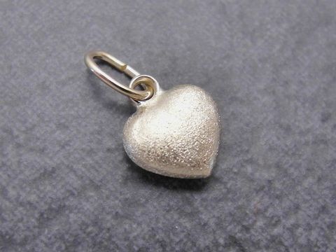 Ein niedlicher Herzanhänger aus Gold, hergestellt von Juwelier Harnisch, mit plastischer Struktur und glänzender Oberfläche. Ideal als Geschenk oder für persönlichen Schmuck.