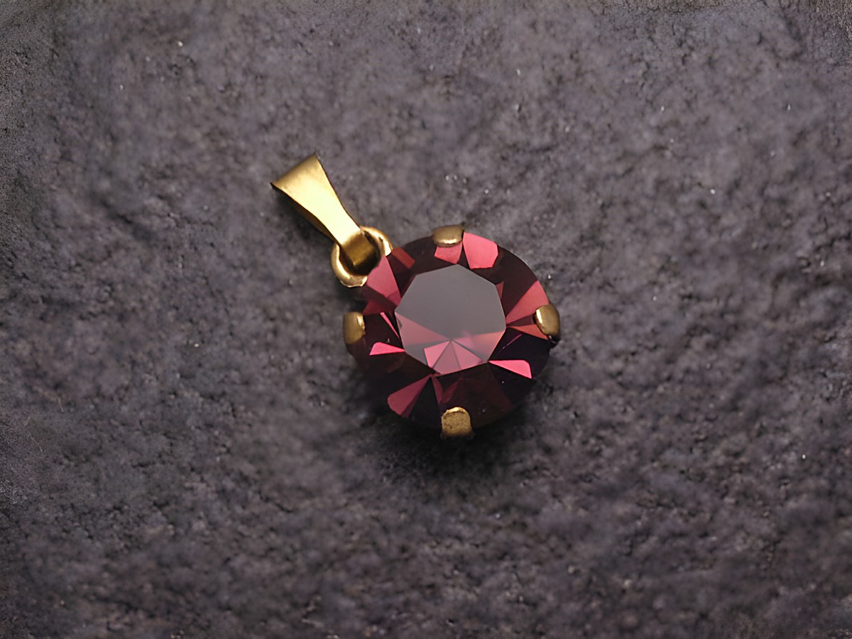 Lila Strass Anhänger im sexy City Look, rund, hergestellt von Juwelier Harnisch, glänzend mit goldfarbener Öse, ideal für schicke Outfits, bietet einen eleganten Akzent.
