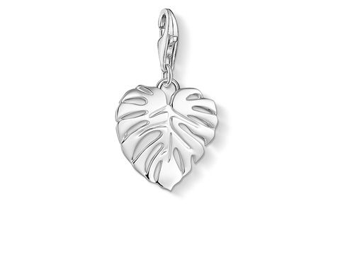 Silberfarbener Charm-Anhänger von Thomas Sabo in Herzform, inspiriert von Vintage Ethno, mit detaillierter Blattstruktur und praktischem Karabinerverschluss.