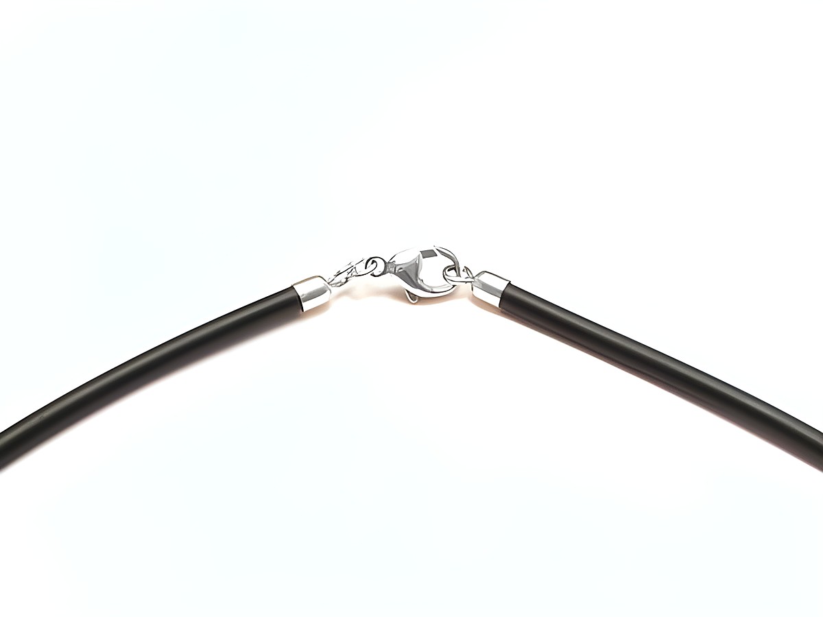 Kautschukband 90 cm aus Naturkautschuk mit einem Durchmesser von 3 mm und einem silbernen Karabiner, Hersteller Juwelier Harnisch, ideal für Schmuckkreationen.