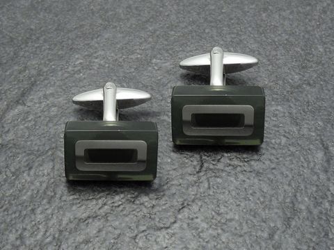 Manschettenknöpfe aus Edelstahl mit Onyx-Look von Juwelier Harnisch. Die eleganten Knöpfe besitzen eine moderne, rechteckige Form und verleihen jedem Outfit Stil und Eleganz.