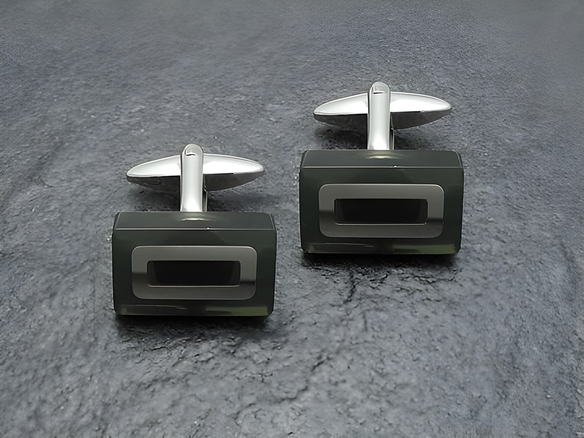 Manschettenknöpfe aus Edelstahl mit Onyx-Look von Juwelier Harnisch. Die eleganten Knöpfe besitzen eine moderne, rechteckige Form und verleihen jedem Outfit Stil und Eleganz.