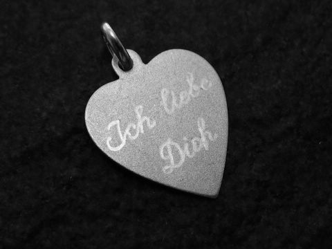 Gravurplatte in Herzform aus Silber mit dem Text Ich liebe Dich, Durchmesser 17 mm, Hersteller Juwelier Harnisch, ideal als persönliches Geschenk.