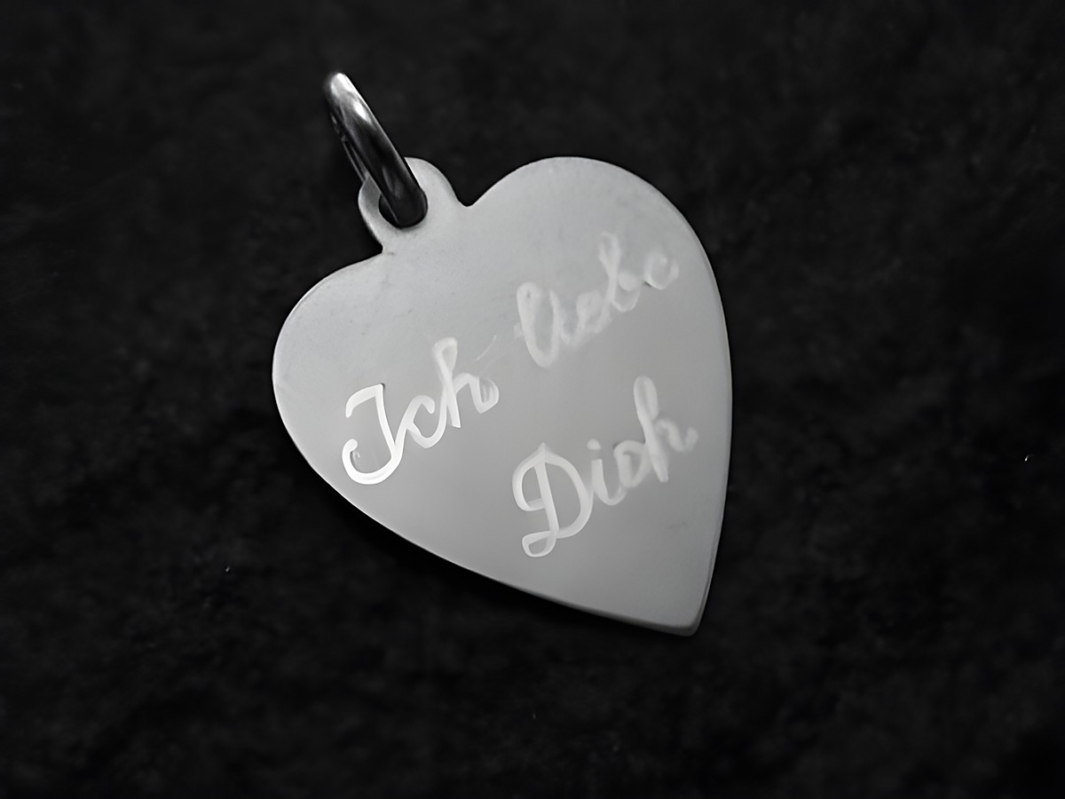 Gravurplatte in Herzform aus Silber mit dem Text Ich liebe Dich, Durchmesser 17 mm, Hersteller Juwelier Harnisch, ideal als persönliches Geschenk.