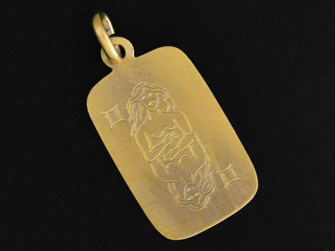 Gold 333 Sternzeichen Anhänger quadratisch Jungfrau von Juwelier Harnisch zeigt das stilisierte Abbild der Jungfrau auf einer matten Oberfläche.