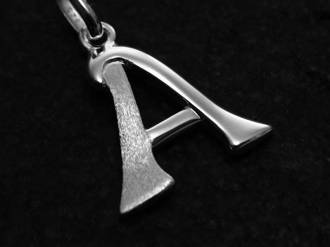 Buchstaben Anhänger teilmattiert aus Sterling Silber, Hersteller Juwelier Harnisch, formschöner Buchstabe A in modernem Design.