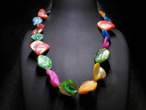 Perlmuttkette bunt 80 cm, Hersteller Juwelier Harnisch, mit farbenfrohen, unterschiedlich geformten Perlmuttstücken, ideal für stilvolle Akzente im Alltag oder besonderen Anlässen.