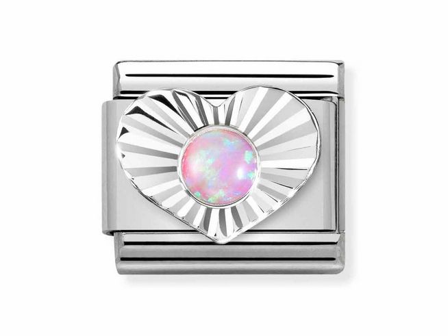 Ein silberner Charm mit einem herzförmigen Design, das ein glänzendes, opalfarbenes Zentrum hat. Die Oberfläche ist leicht strukturiert und hat strahlenförmige Details.