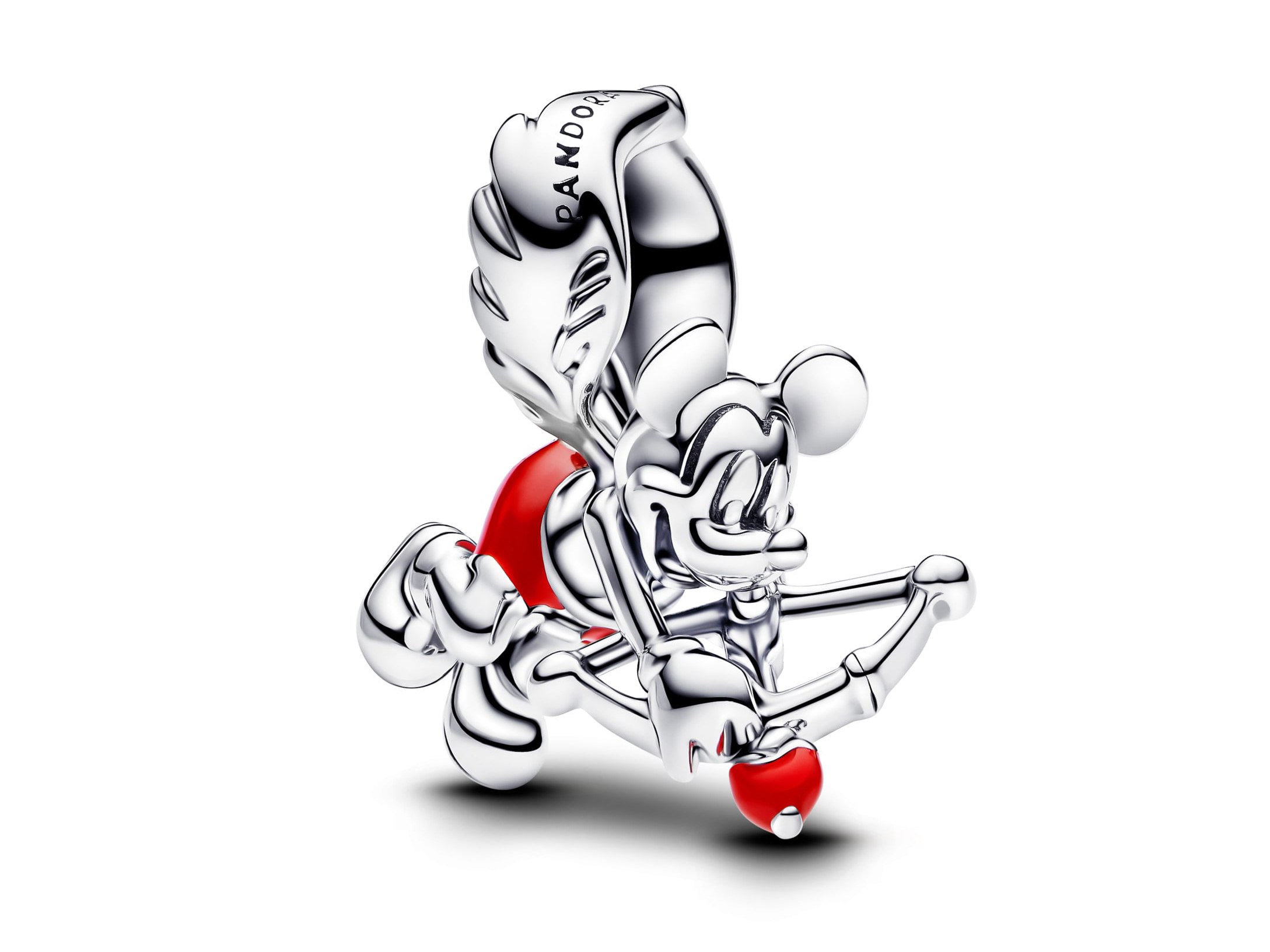 Pandora 793616C01 - Disney Mickey Mouse Amor Charme aus Silber & roter Emaille Pandora Mickey Mouse Amor Charme aus Silber und roter Emaille zeigt eine verspielte Mickey Mouse mit einem Bogen und einem Pfeil, die auf einem roten Herz zielt, perfekt für Sammler.