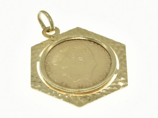 Münzfassung Anhänger aus 585 Gold mit diamantierter Oberfläche, Durchmesser 20,5 mm, zeigt eine Münze mit einer portraitierten Abbildung, Hersteller Juwelier Harnisch.