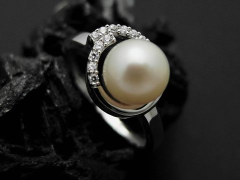 Silber Ring mit einer Süßwasserzuchtperle und Zirkonia, elegant gestaltet, Größe 58, Hersteller Juwelier Harnisch, verleiht subtilen Glanz und zeitlose Schönheit.