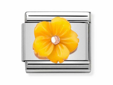Die Nomination Classic Roségold 430510 06 zeigt eine Perlmutt-Blüte in Gelb mit einem zentralen Stein auf einem silberfarbenen Anhänger, ideal für Armbänder.