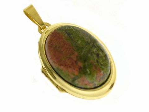 Ein elegantes Medaillon aus Gold 585 mit einem ovalen Unakite Stein Cabochon, der in warmen Grüntönen und rötlichen Akzenten schimmert, hergestellt von Juwelier Harnisch.