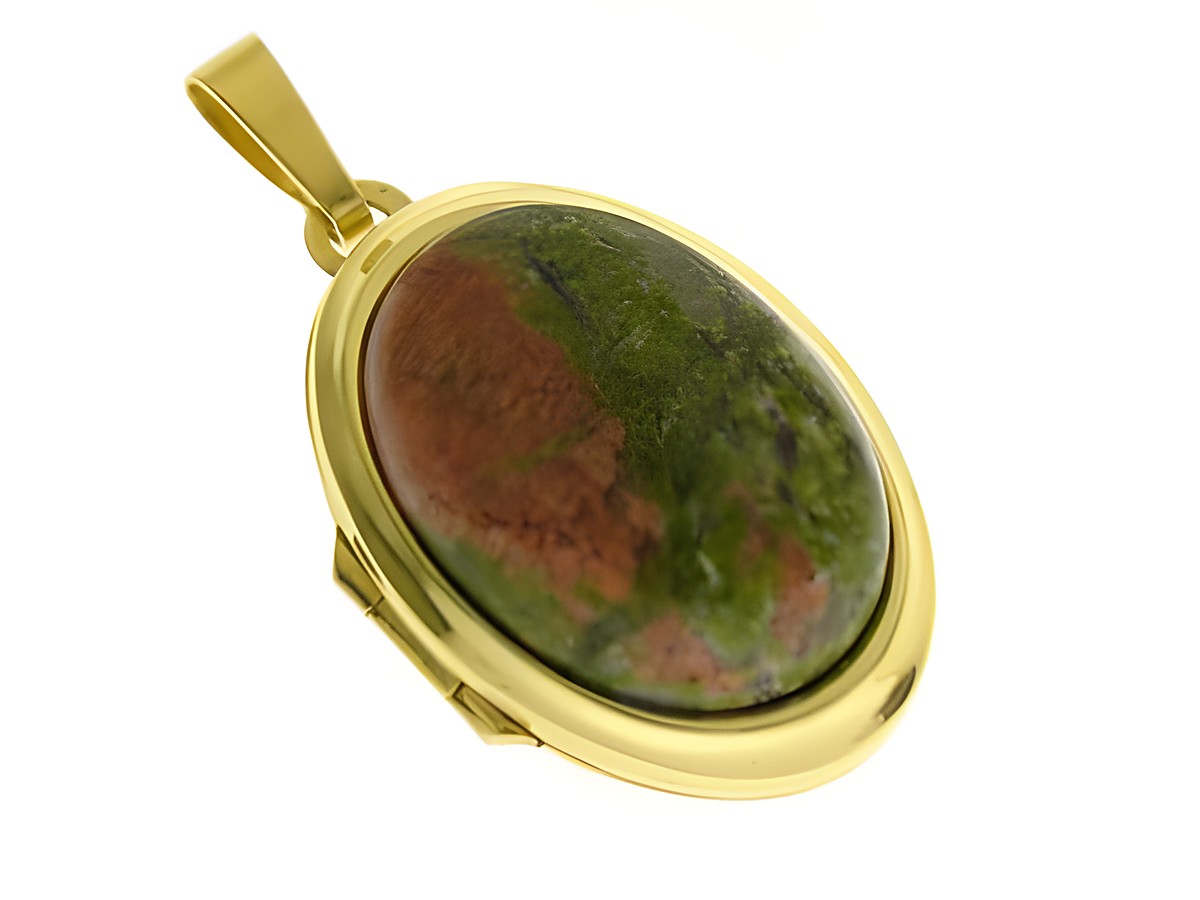 Ein elegantes Medaillon aus Gold 585 mit einem ovalen Unakite Stein Cabochon, der in warmen Grüntönen und rötlichen Akzenten schimmert, hergestellt von Juwelier Harnisch.