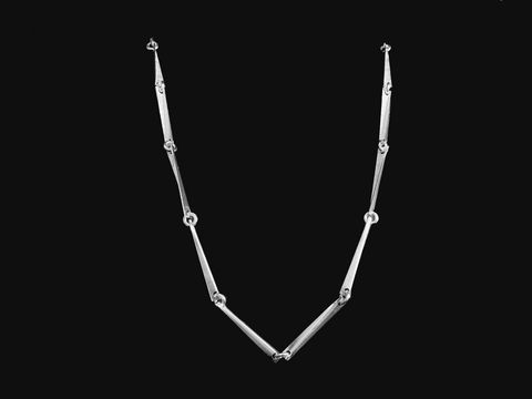 Lange Kette XXL versilbert im Stäbchen Design mit den Maßen 34,2 x 4,5 mm und einer Länge von 78,5 cm, hergestellt von Juwelier Harnisch, versilberte Ketten.