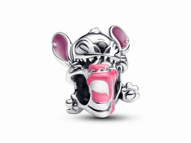 Ein silberner Charm von Pandora zeigt Stitch aus Disney mit lila Emaille und einer fröhlichen Pose, ideal für Fans und als Geschenk zur Feierlichkeiten.