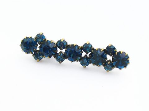 60024-0 Blaue Strass Brosche im sexy City Look, länglich, glitzernd, von Juwelier Harnisch, aus blauen Strasssteinen gefertigt, ideal für elegante Outfits und besondere Anlässe.