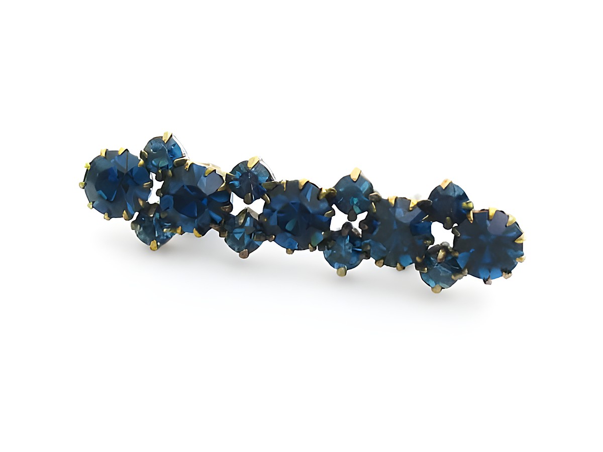 Blaue Strass Brosche im sexy City Look, länglich, glitzernd, von Juwelier Harnisch, aus blauen Strasssteinen gefertigt, ideal für elegante Outfits und besondere Anlässe.